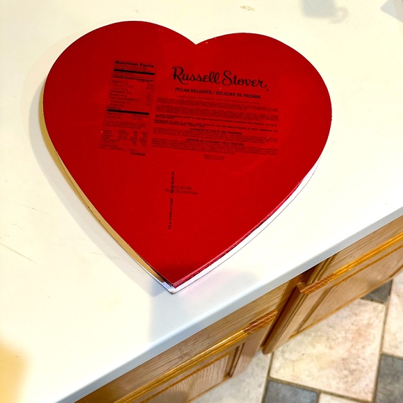 RUSSELL STOVER VALENTINE HEART ROSE PRINT CHOCOLATE BOX 11 in SPECIAL GIFT DECOR - Picture 6 of 8